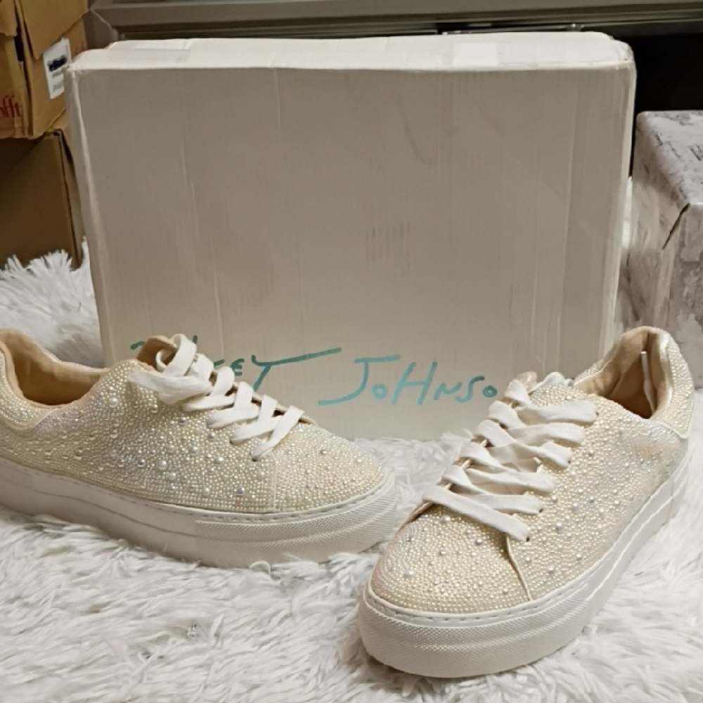 Betsey Johnson Suton Pearl Sneakers Shoes  👟 Women's Sz 7.5 🆕